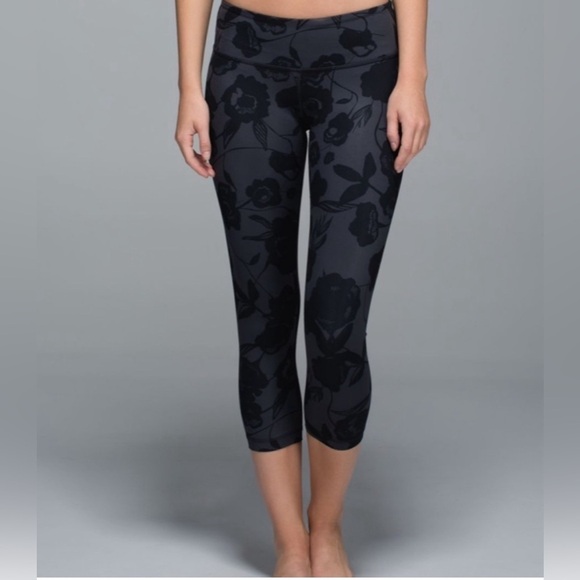 Lululemon Wunder Under II crop leggings. Flat Inky Floral Print, women’s size 4. - Picture 1 of 9
